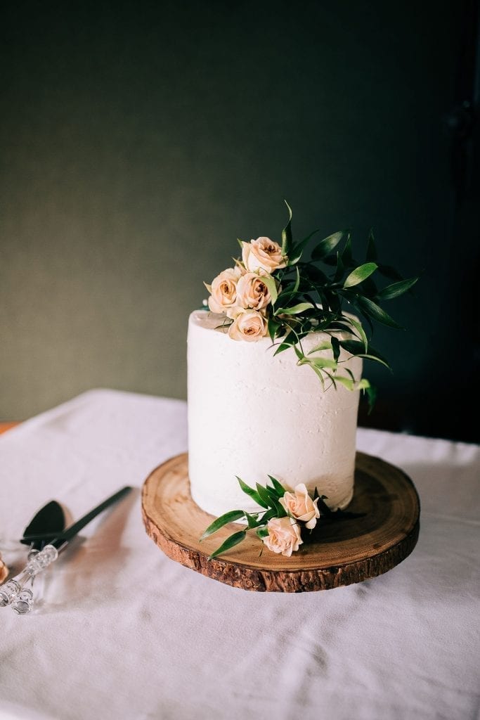 stunning yet simple wedding cake