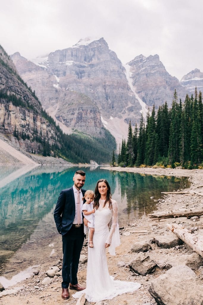 beautiful sunset couples photos at Moraine Lake 